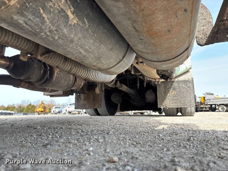 image for item FB3235 2008 International 7400 oil distributor truck