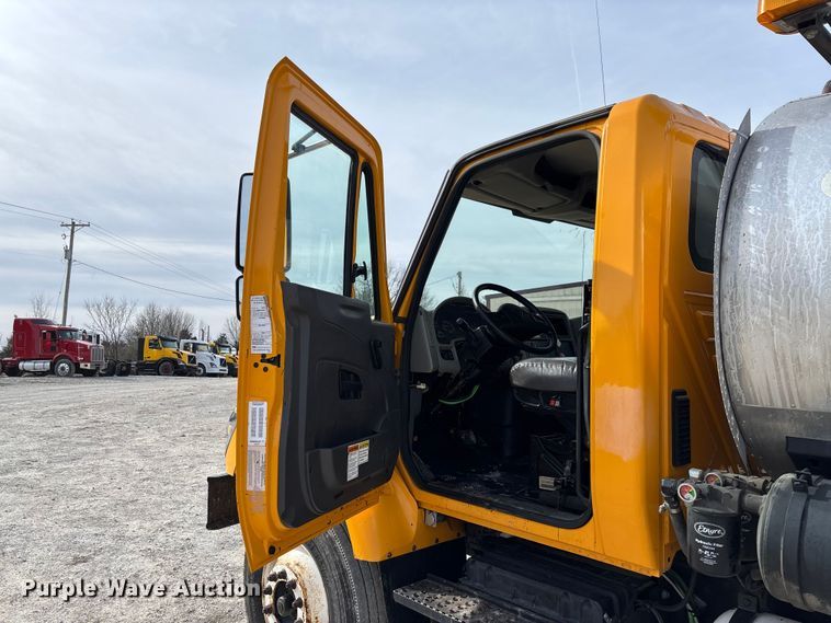 image for item FB3235 2008 International 7400 oil distributor truck