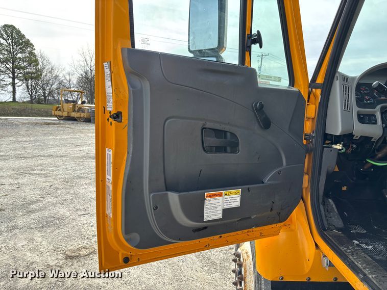 image for item FB3235 2008 International 7400 oil distributor truck