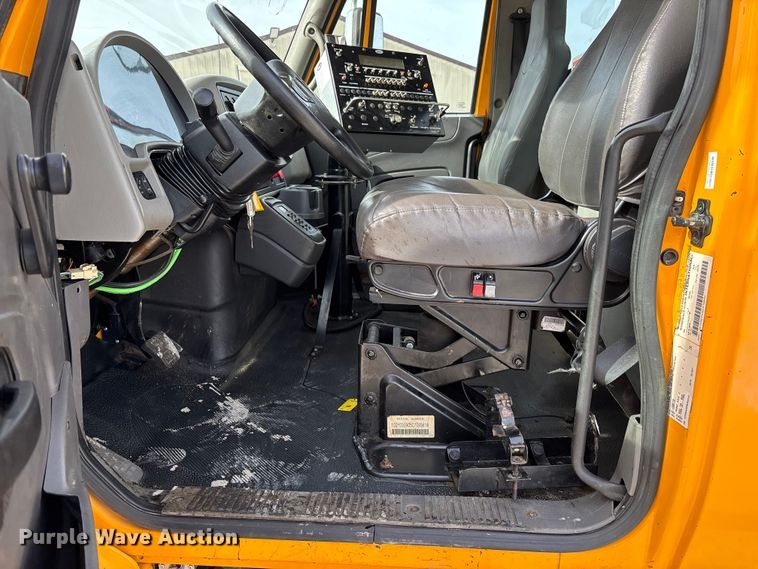 image for item FB3235 2008 International 7400 oil distributor truck