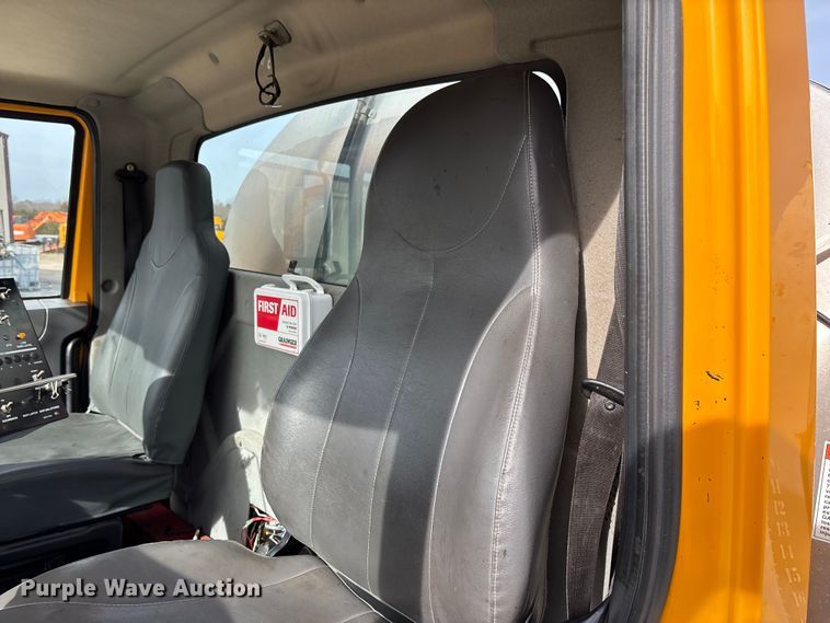 image for item FB3235 2008 International 7400 oil distributor truck