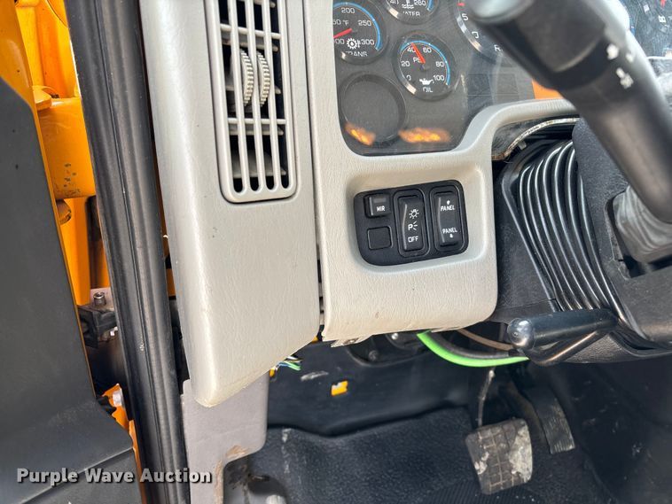 image for item FB3235 2008 International 7400 oil distributor truck