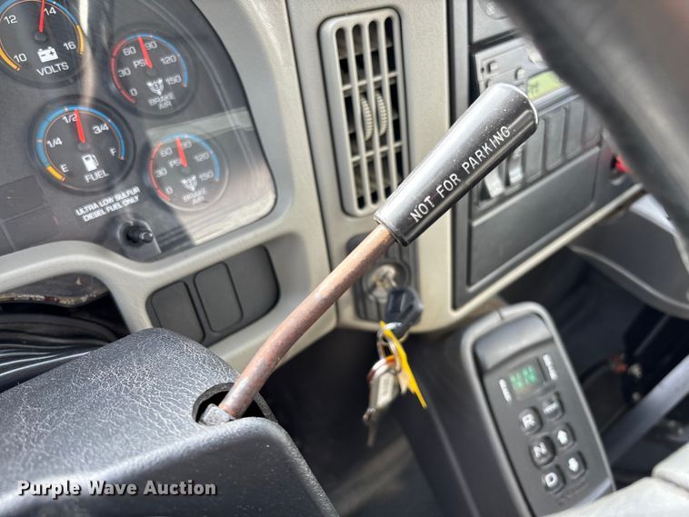 image for item FB3235 2008 International 7400 oil distributor truck