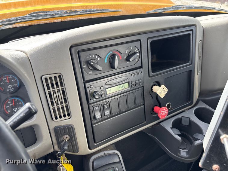 image for item FB3235 2008 International 7400 oil distributor truck