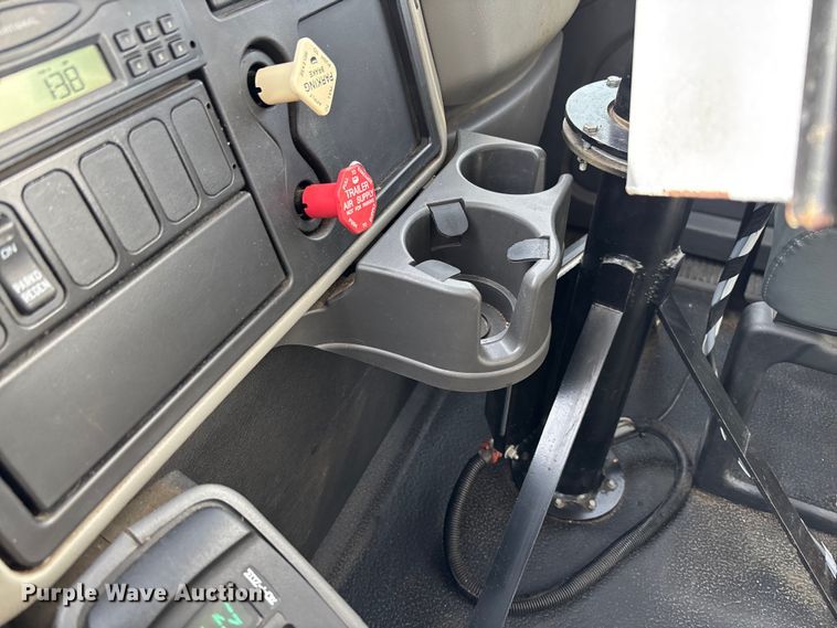 image for item FB3235 2008 International 7400 oil distributor truck