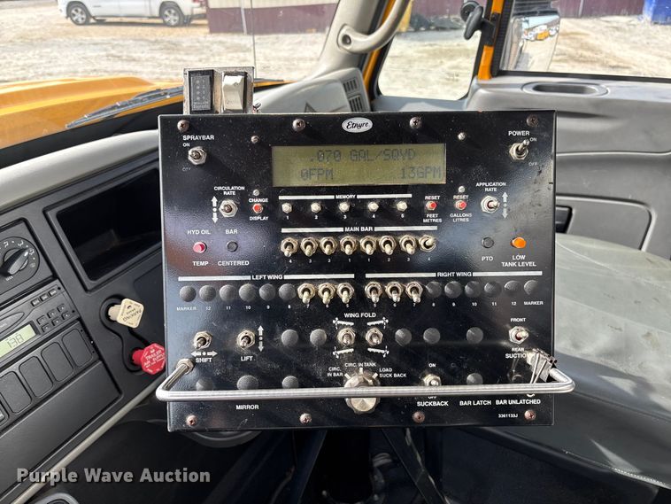 image for item FB3235 2008 International 7400 oil distributor truck