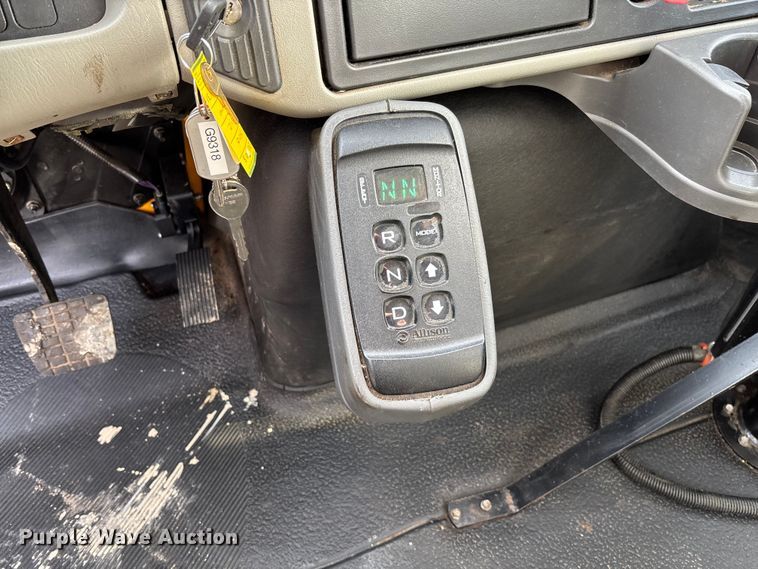 image for item FB3235 2008 International 7400 oil distributor truck