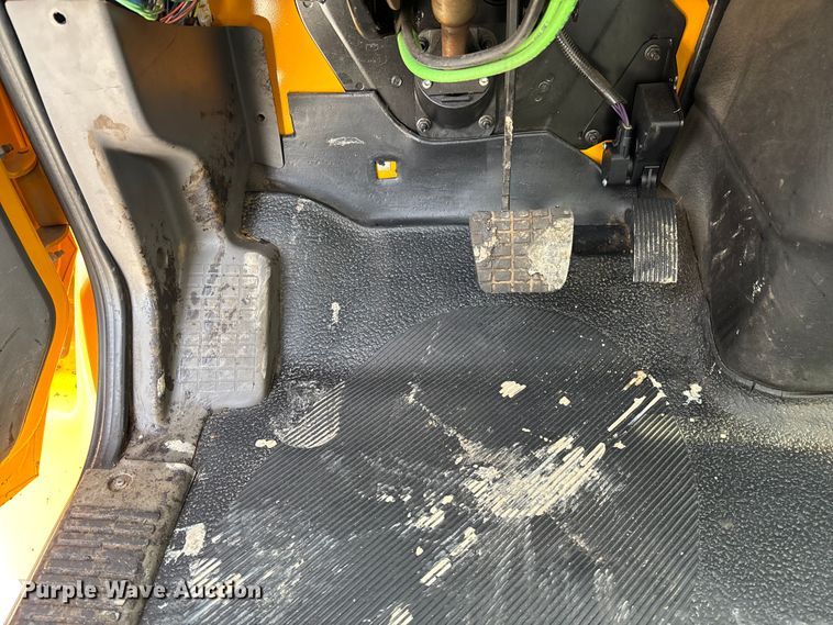 image for item FB3235 2008 International 7400 oil distributor truck