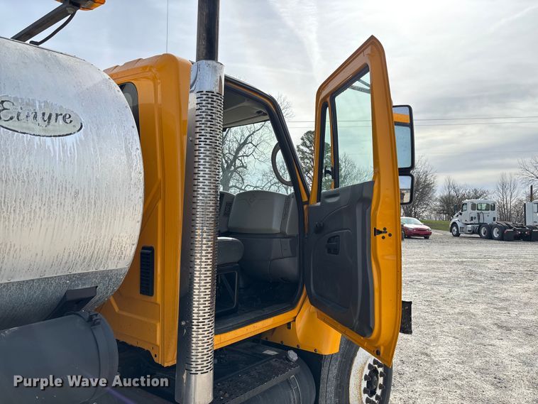 image for item FB3235 2008 International 7400 oil distributor truck