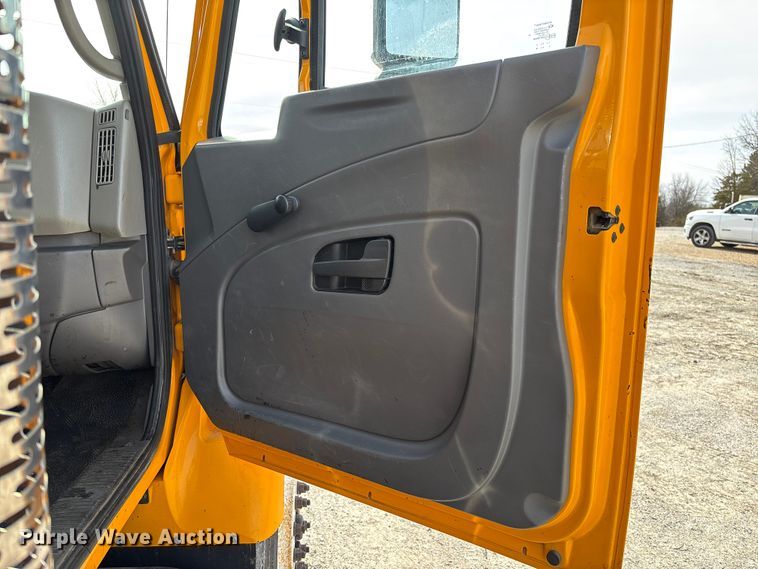 image for item FB3235 2008 International 7400 oil distributor truck