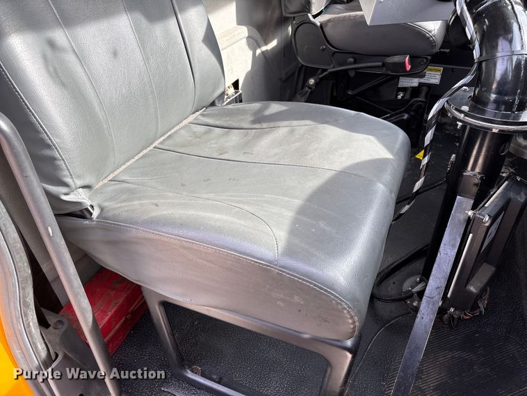 image for item FB3235 2008 International 7400 oil distributor truck