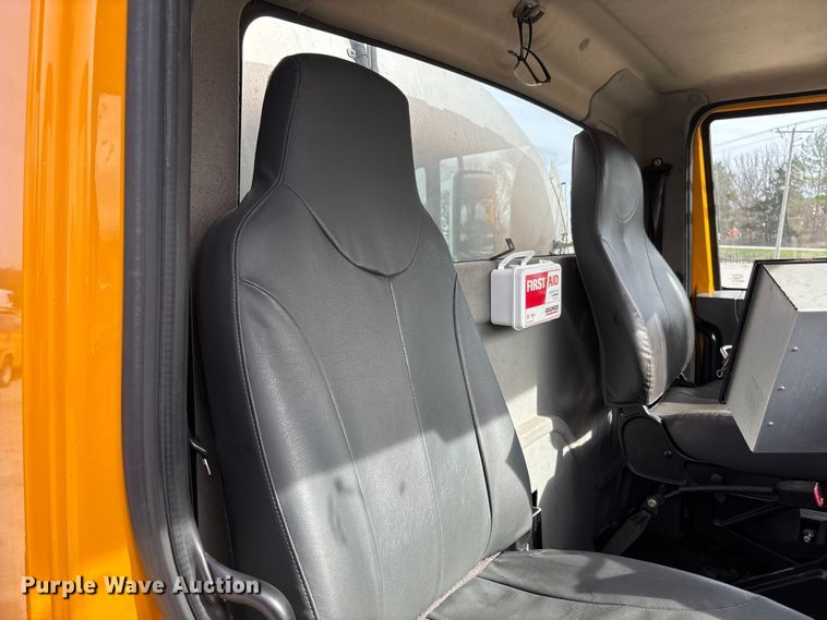 image for item FB3235 2008 International 7400 oil distributor truck