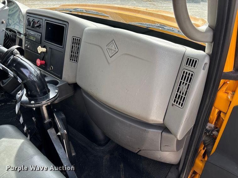 image for item FB3235 2008 International 7400 oil distributor truck