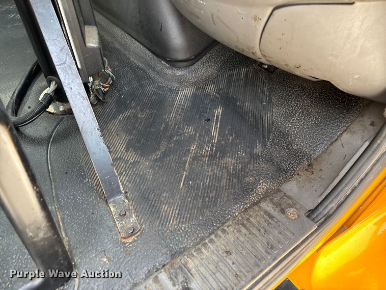 image for item FB3235 2008 International 7400 oil distributor truck