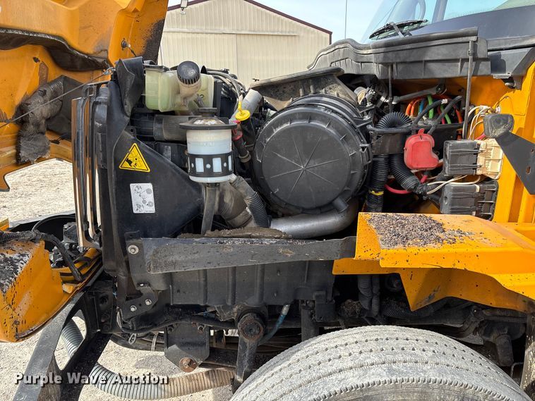 image for item FB3235 2008 International 7400 oil distributor truck