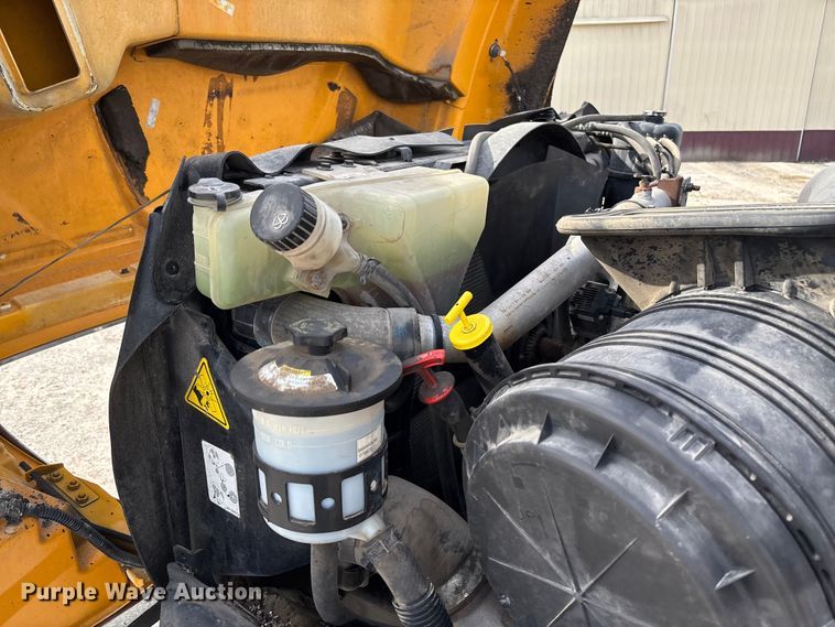 image for item FB3235 2008 International 7400 oil distributor truck