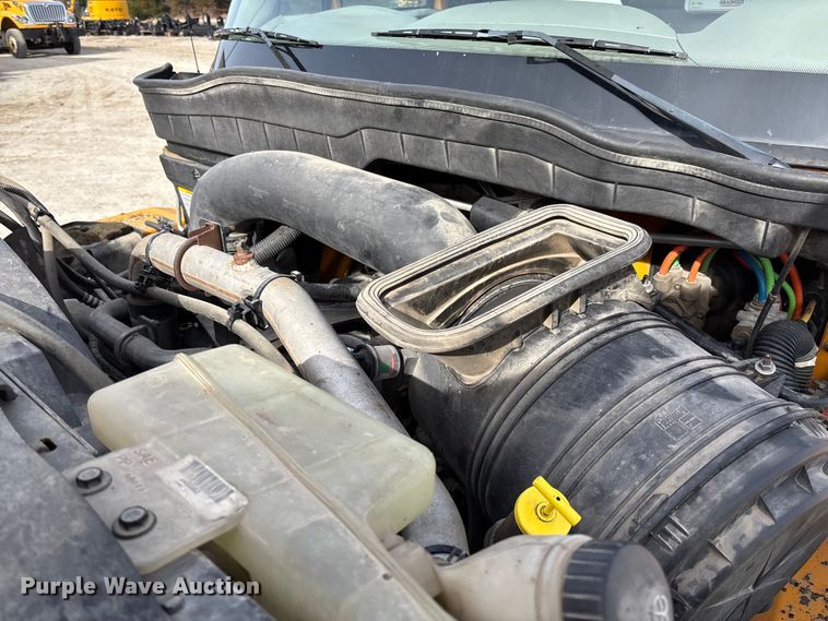 image for item FB3235 2008 International 7400 oil distributor truck