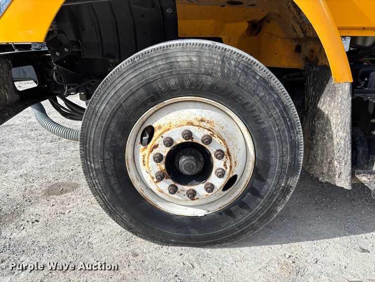 image for item FB3235 2008 International 7400 oil distributor truck