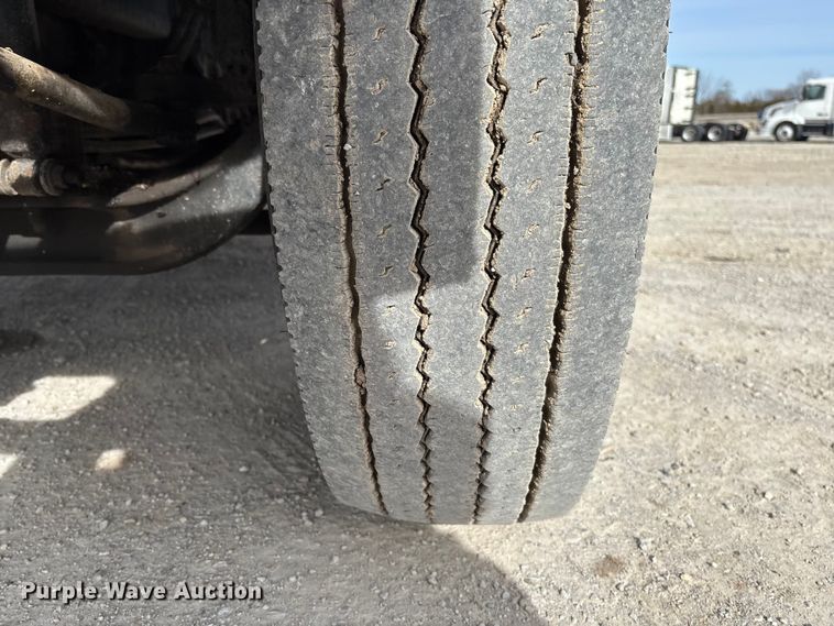 image for item FB3235 2008 International 7400 oil distributor truck