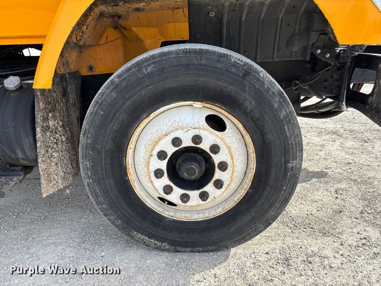 image for item FB3235 2008 International 7400 oil distributor truck