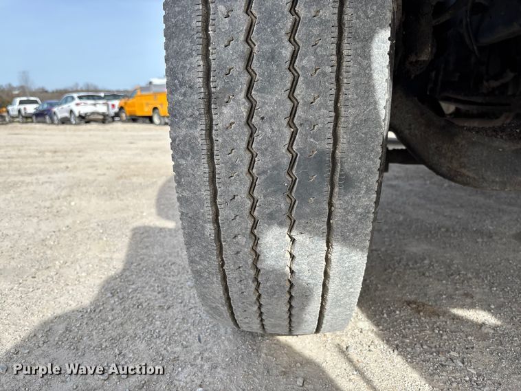 image for item FB3235 2008 International 7400 oil distributor truck