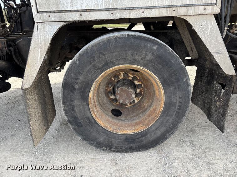 image for item FB3235 2008 International 7400 oil distributor truck