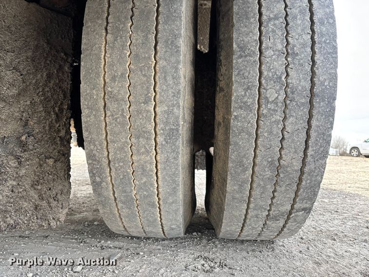 image for item FB3235 2008 International 7400 oil distributor truck