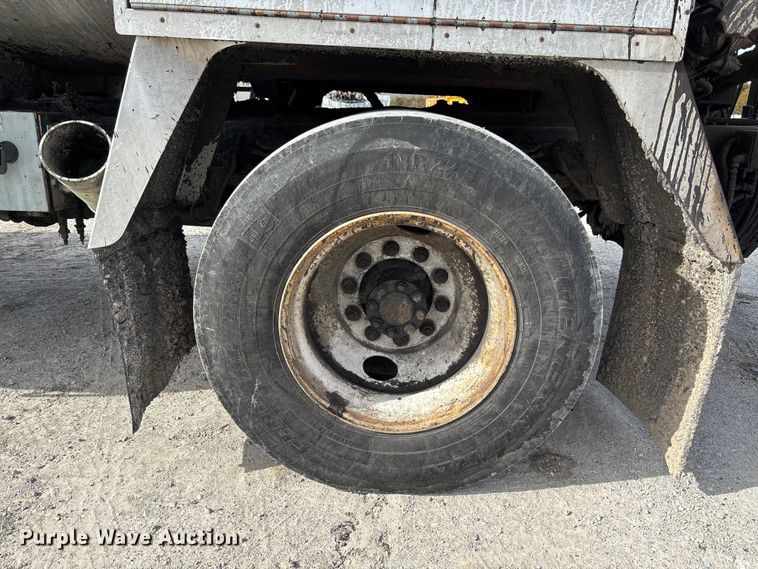 image for item FB3235 2008 International 7400 oil distributor truck