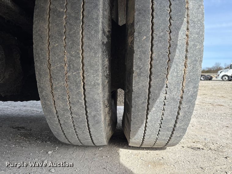 image for item FB3235 2008 International 7400 oil distributor truck