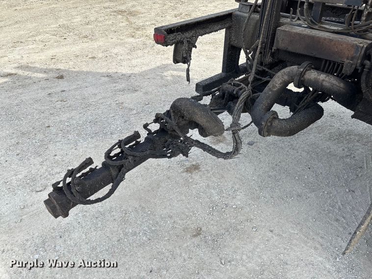 image for item FB3235 2008 International 7400 oil distributor truck