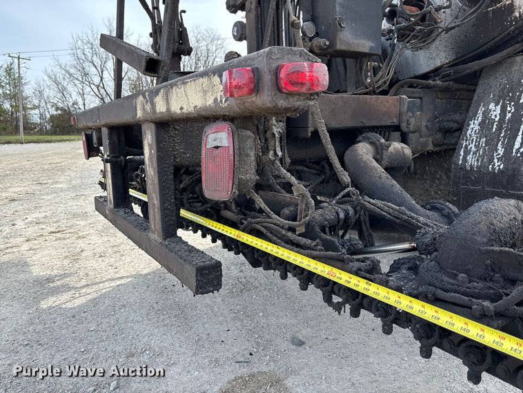 image for item FB3235 2008 International 7400 oil distributor truck