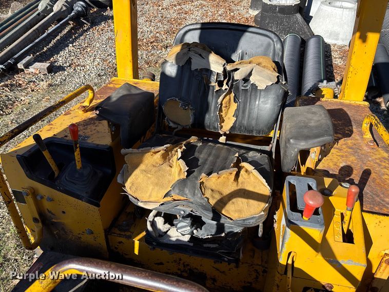 image for item FB3255 1988 John Deere 555G track loader