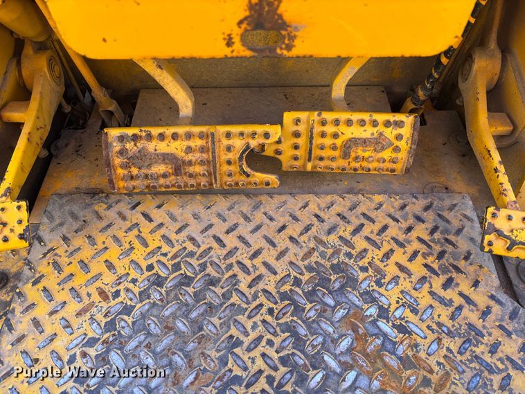 image for item FB3255 1988 John Deere 555G track loader