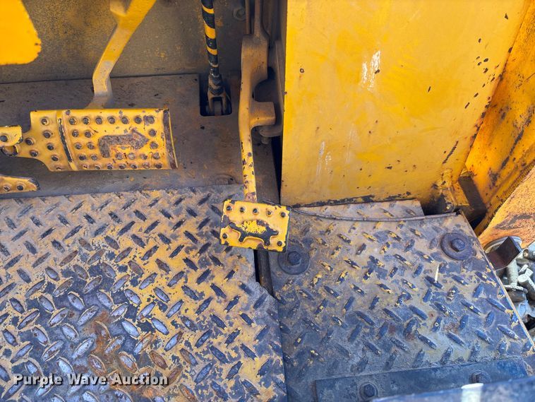 image for item FB3255 1988 John Deere 555G track loader