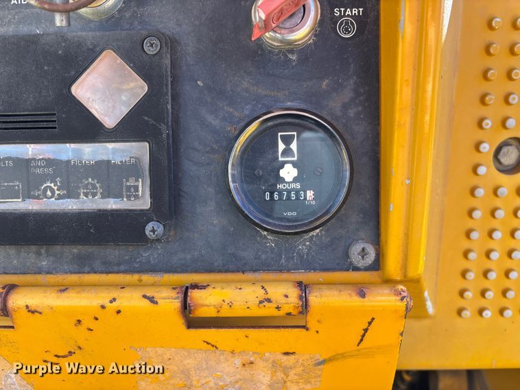 image for item FB3255 1988 John Deere 555G track loader