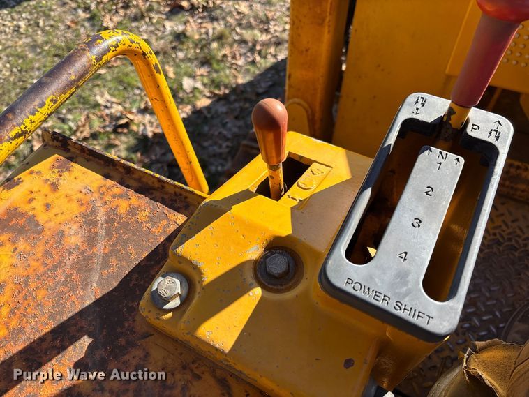 image for item FB3255 1988 John Deere 555G track loader