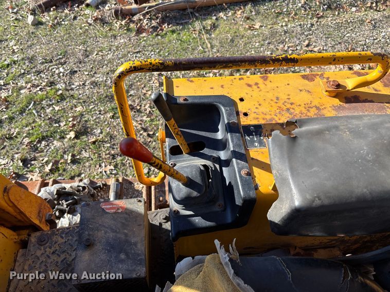 image for item FB3255 1988 John Deere 555G track loader