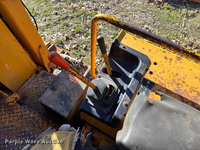 image for item FB3255 1988 John Deere 555G track loader