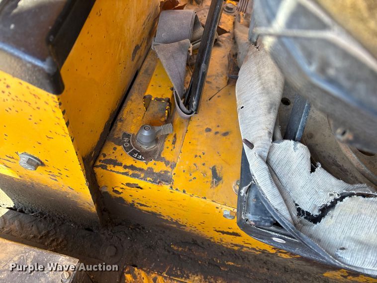 image for item FB3255 1988 John Deere 555G track loader