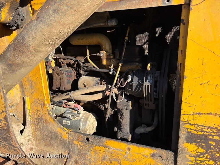 image for item FB3255 1988 John Deere 555G track loader