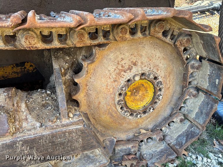 image for item FB3255 1988 John Deere 555G track loader