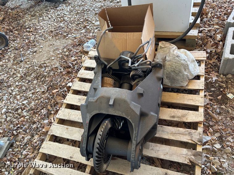 image for item FB3255 1988 John Deere 555G track loader