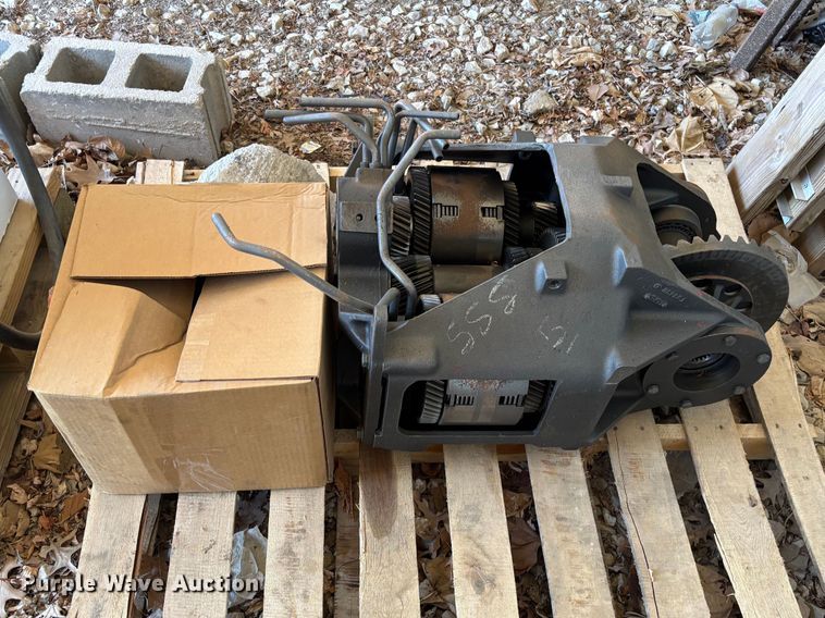 image for item FB3255 1988 John Deere 555G track loader