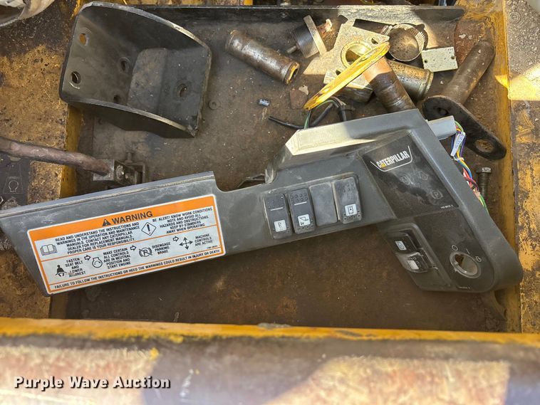 image for item FB3634 2000 Caterpillar 226 skid steer loader