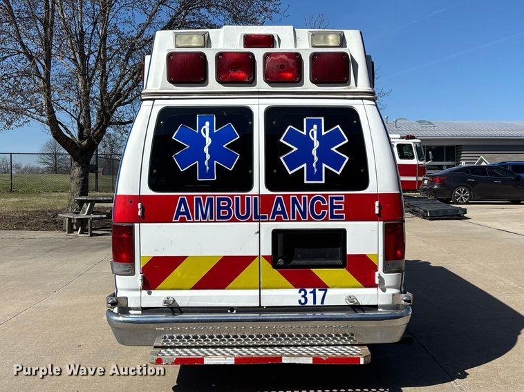 image for item FB3638 2006 Ford  E350 ambulance