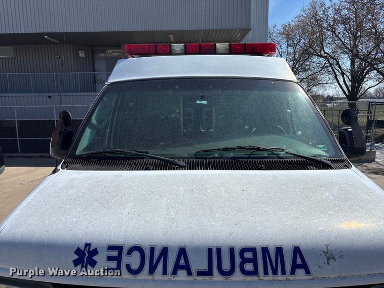 image for item FB3638 2006 Ford  E350 ambulance