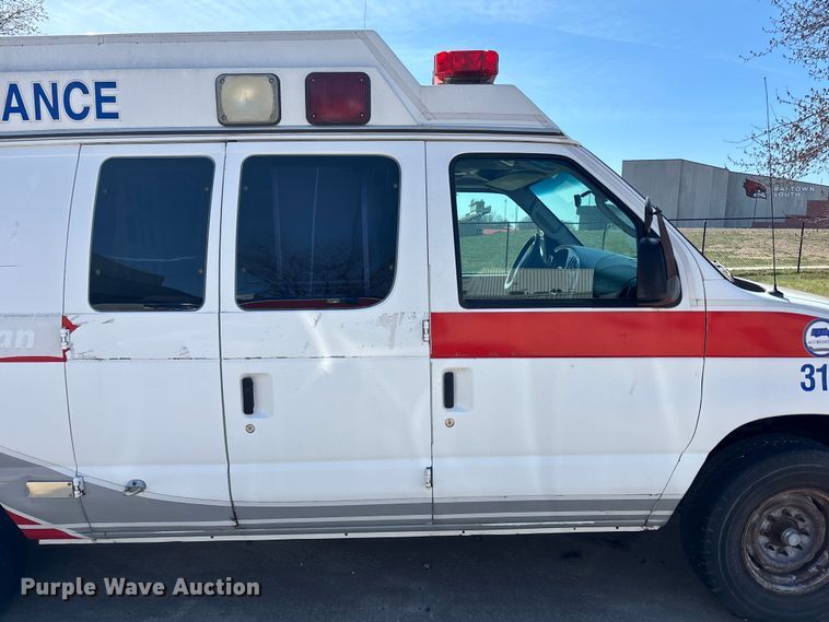 image for item FB3638 2006 Ford  E350 ambulance