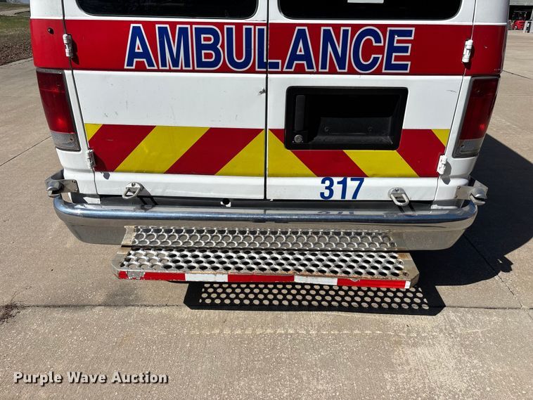 image for item FB3638 2006 Ford  E350 ambulance