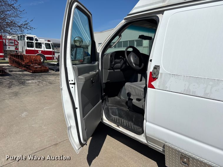 image for item FB3638 2006 Ford  E350 ambulance