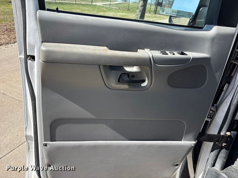 image for item FB3638 2006 Ford  E350 ambulance